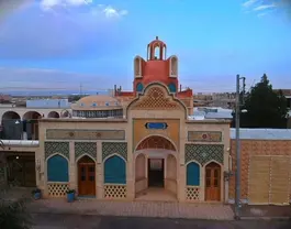نمای ورودی آجری و کاشی‌کاری‌شده هتل دیاوا