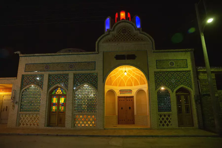 نمای شبانه سردر آجری هتل دیاوا
