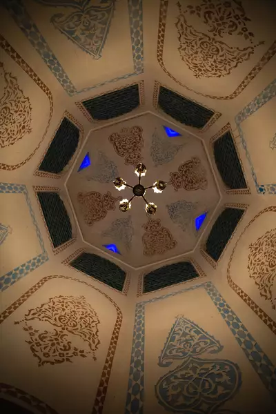 تزئینات گچ‌بری و لوستر سقف هتل دیاوا