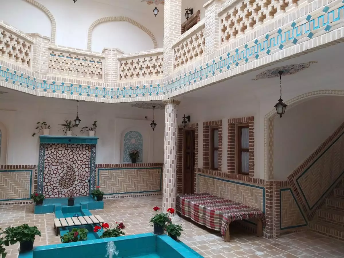 حیاط سنتی هتل دیاوا با حوض فیروزه‌ای