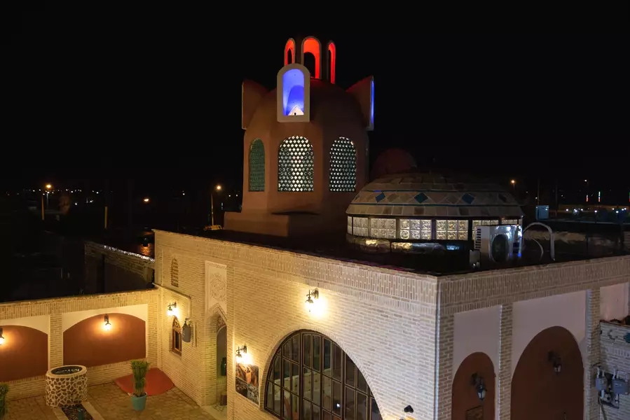 نمای شبانه ساختمان آجری هتل دیاوا