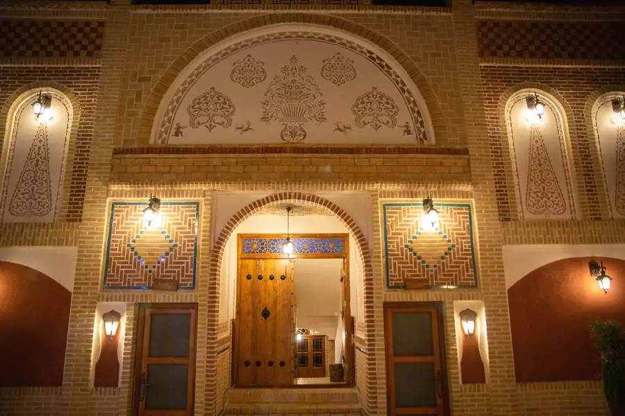 ورودی چوبی و کاشی‌کاری هتل دیاوا
