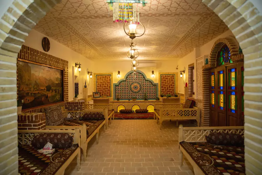 سالن سنتی هتل دیاوا با طاق و پنجره‌های رنگی