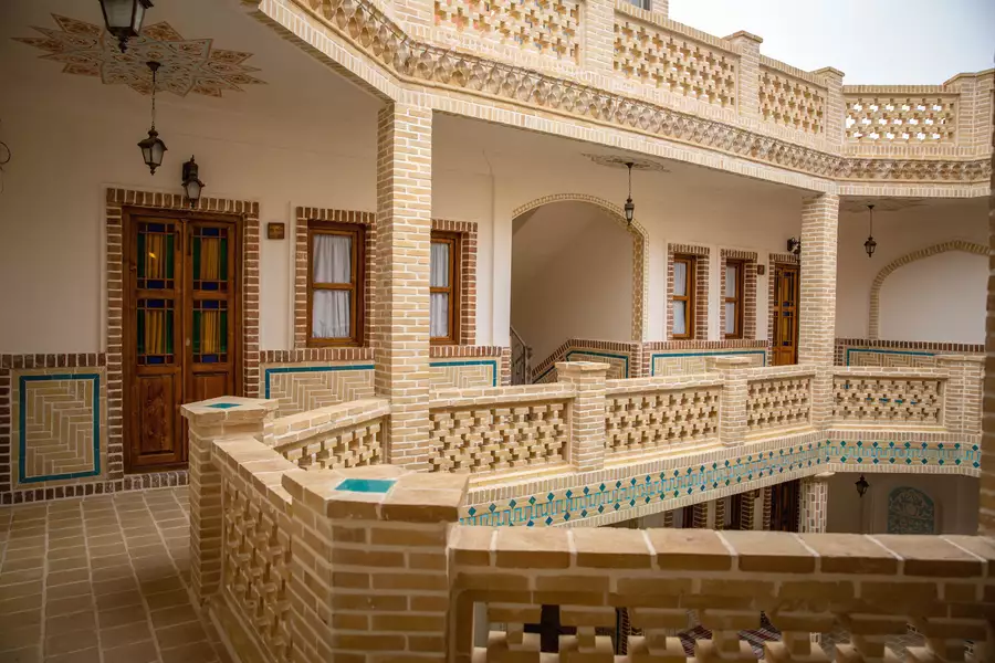 نمای ایوان و نرده‌های آجری هتل دیاوا