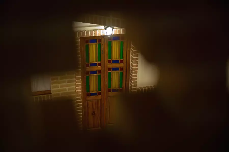 در چوبی رنگی هتل دیاوا