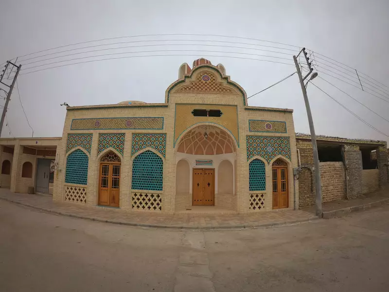 ورودی سنتی هتل دیاوا با کاشی‌کاری فیروزه‌ای