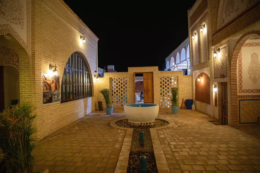 حیاط آجری هتل دیاوا با حوض مرکزی