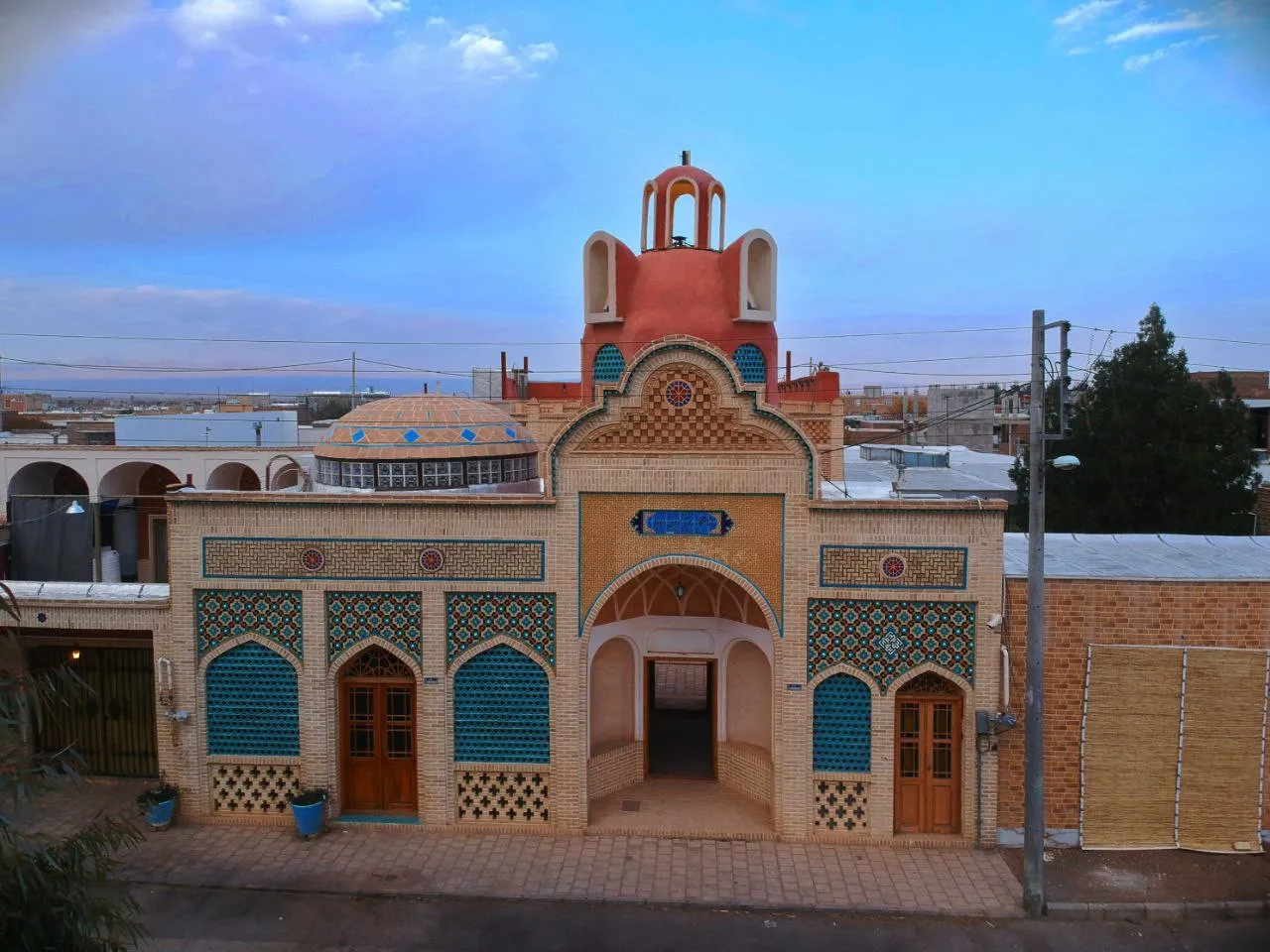 نمای ورودی آجری و کاشی‌کاری‌شده هتل دیاوا