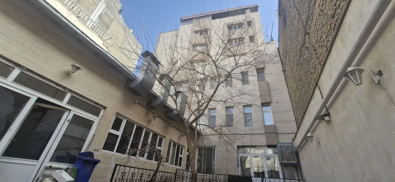 نمای حیاط و ساختمان هتل ماندگار