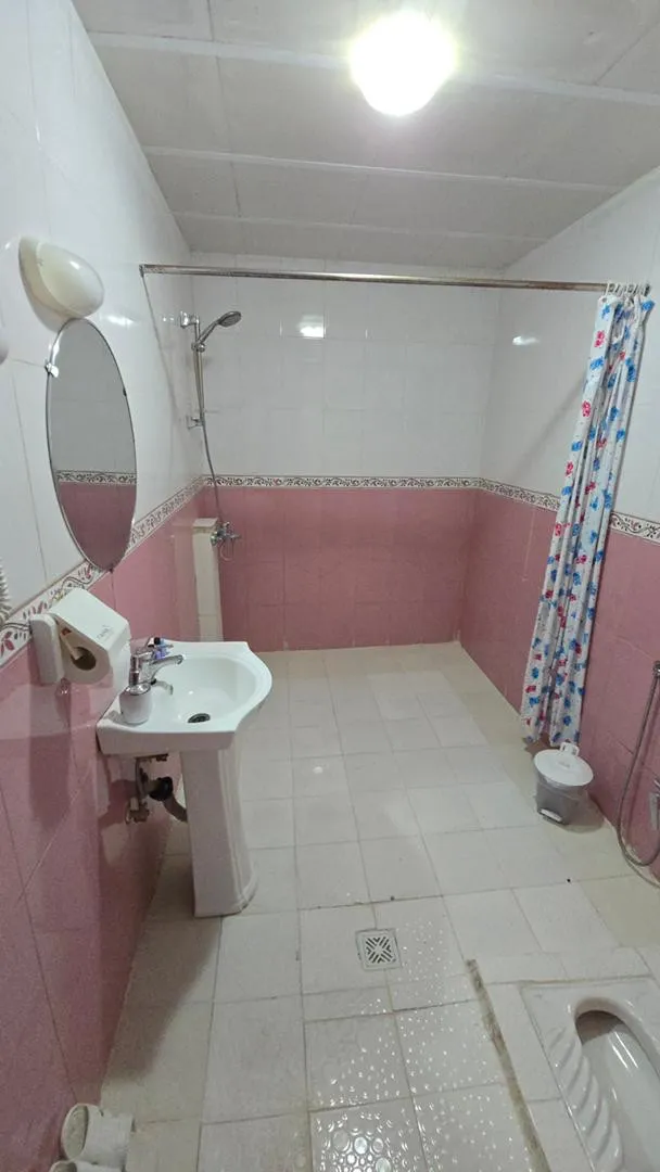 سرویس بهداشتی هتل نور با کاشی‌های صورتی