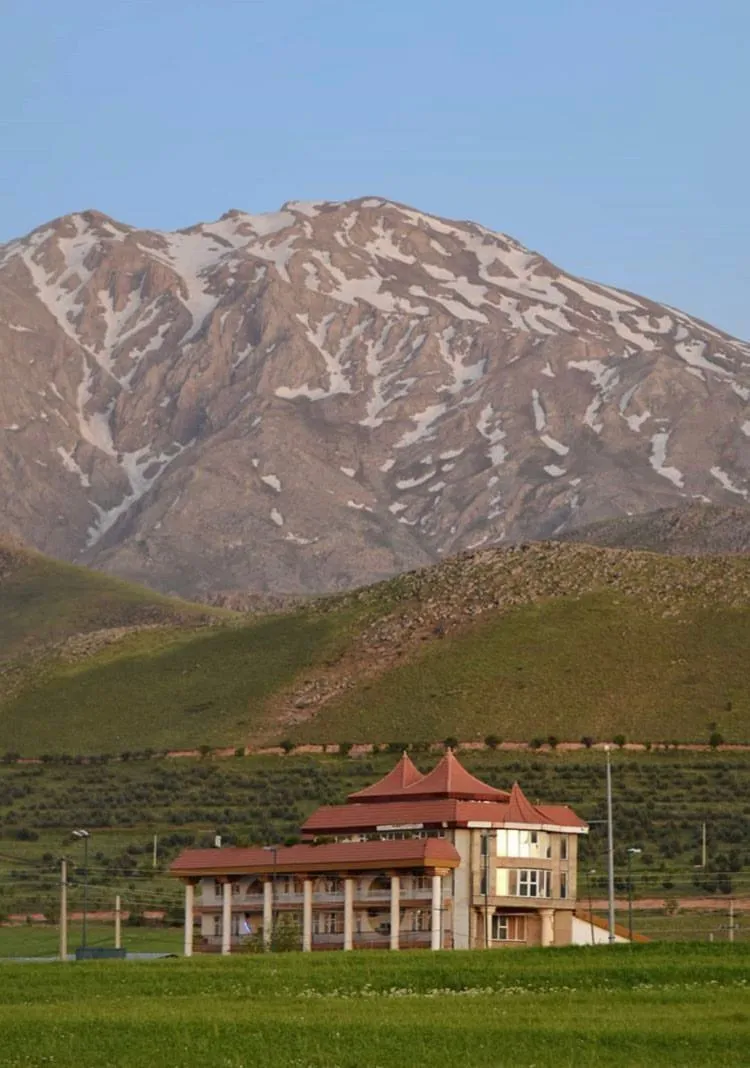 هتل نور در دامنه کوهستان و میان دشت سبز