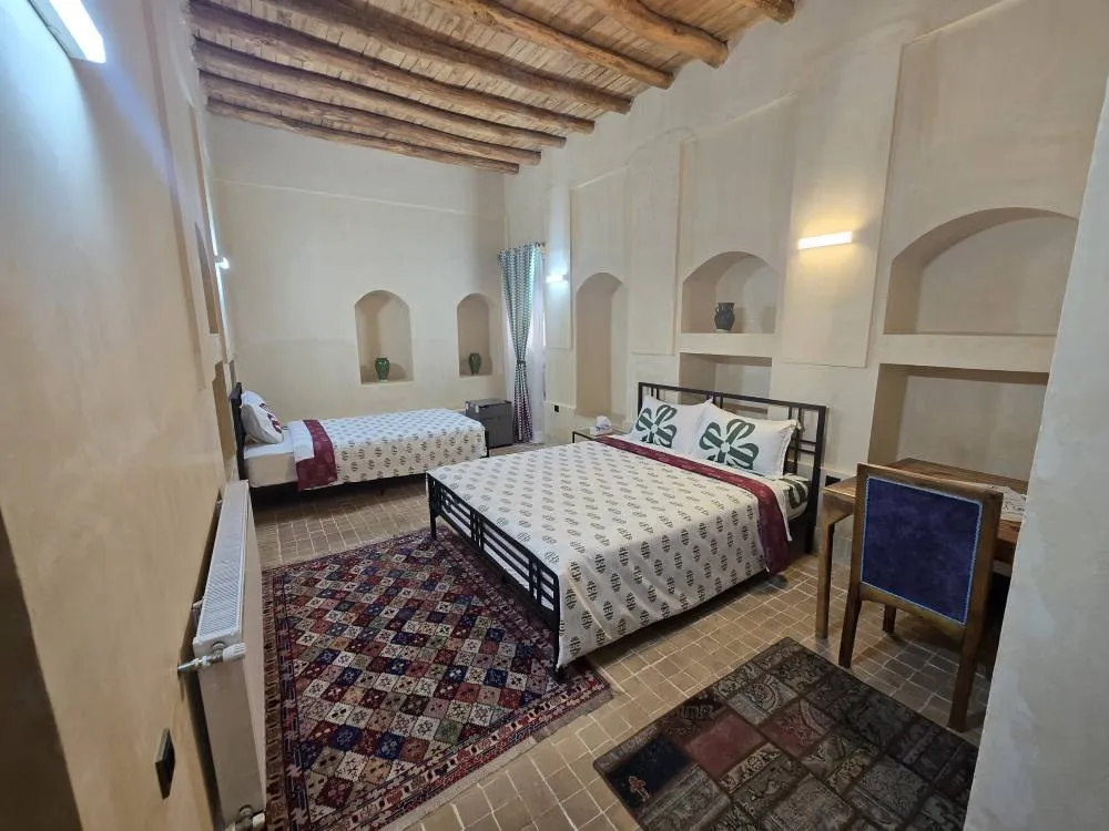 اتاق خانه ساتی با سه تخت و فرش سنتی