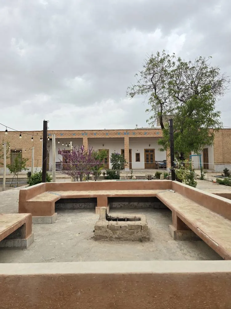حیاط خانه ساتی با حوضچه مرکزی و درخت