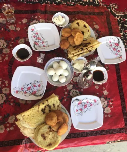 صبحانه با نان، تخم‌مرغ و چای در کاکا