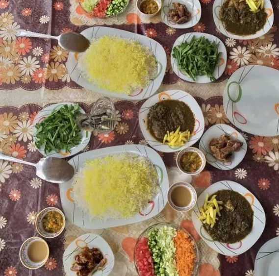 چیدمان برنج و خوراک‌های محلی در هتل کاکا