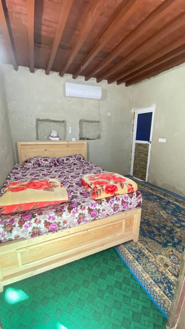 اتاق اقامتگاه کاکا با تخت دونفره و سقف چوبی