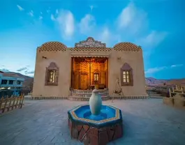نمای ورودی سنتی وارگه امیدیه با حوض مرکزی