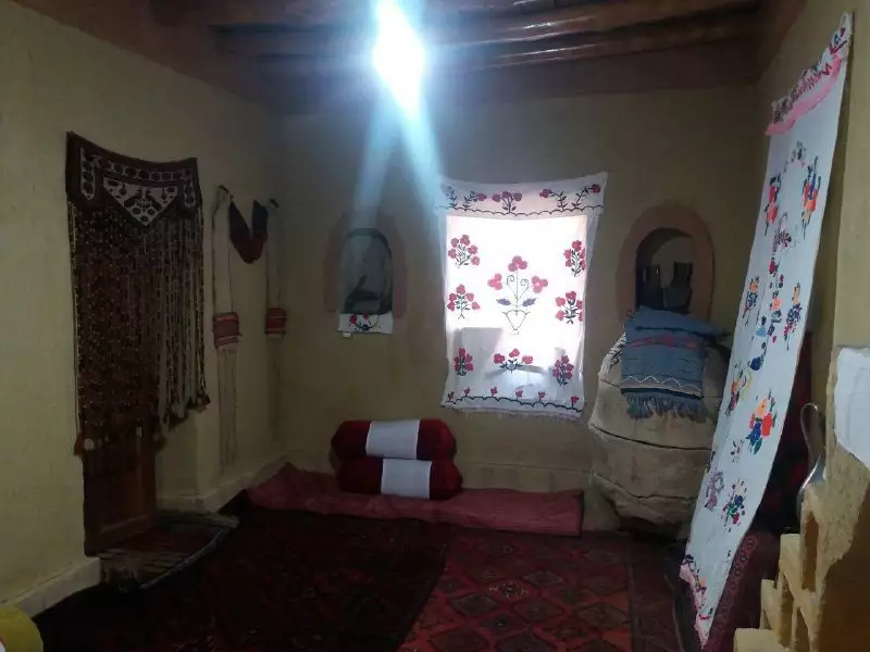 اتاق سنتی وارگه امیدیه با پنجره پارچه‌دوزی‌شده