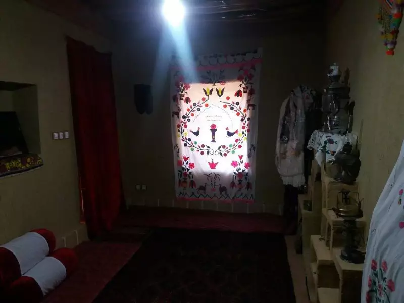 اتاق سنتی با پرده گلدوزی‌شده در وارگه امیدیه