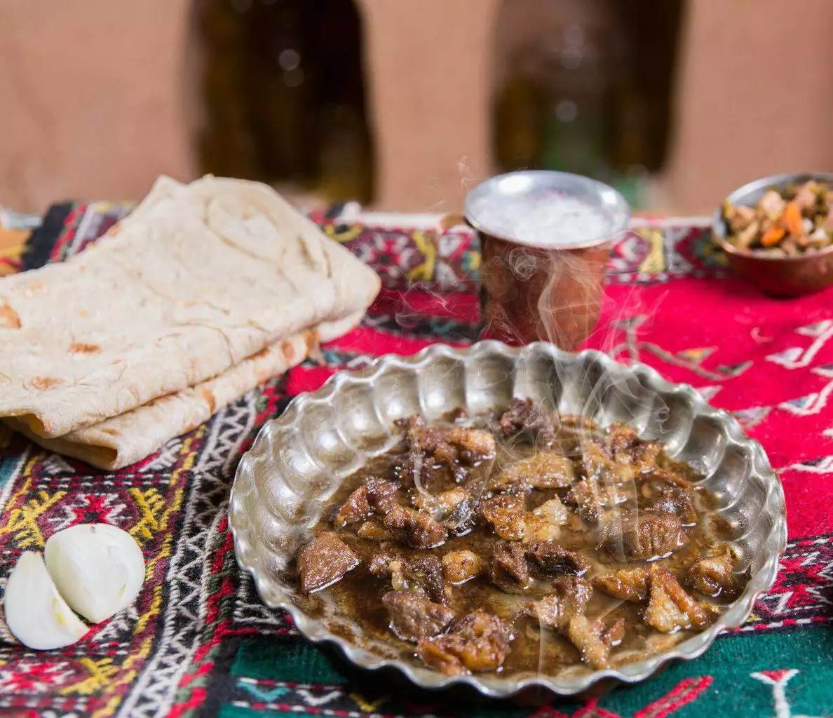 خوراک گوشت و نان محلی در وارگه امیدیه