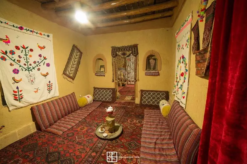 نشیمن سنتی وارگه امیدیه با فرش و پشتی