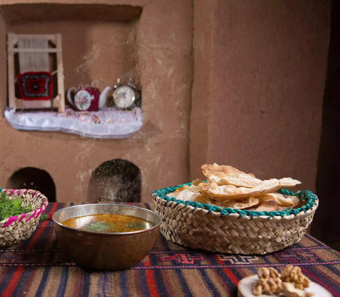 نان محلی و کاسه سوپ در وارگه امیدیه