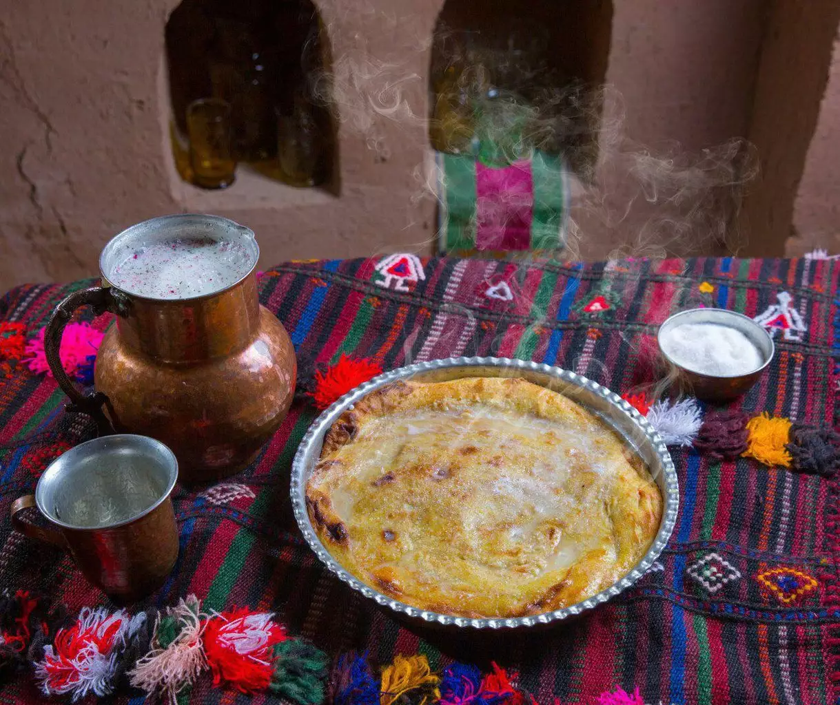 نان محلی و ظروف مسی روی سفره رنگارنگ وارگه امیدیه