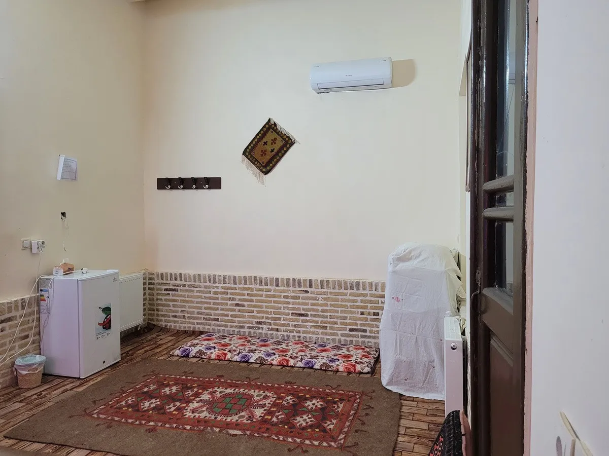 اتاق با فرش‌های دست‌بافت در عمارت خورشید پردیسان