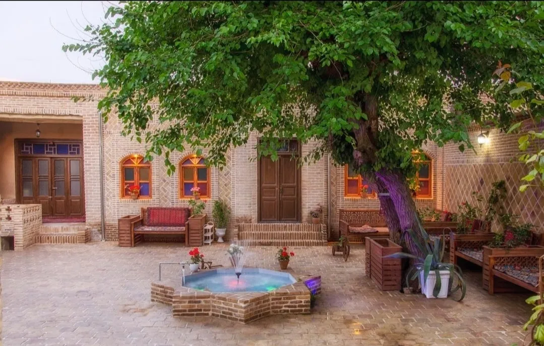 حیاط آجری و حوض کوچک عمارت خورشید پردیسان