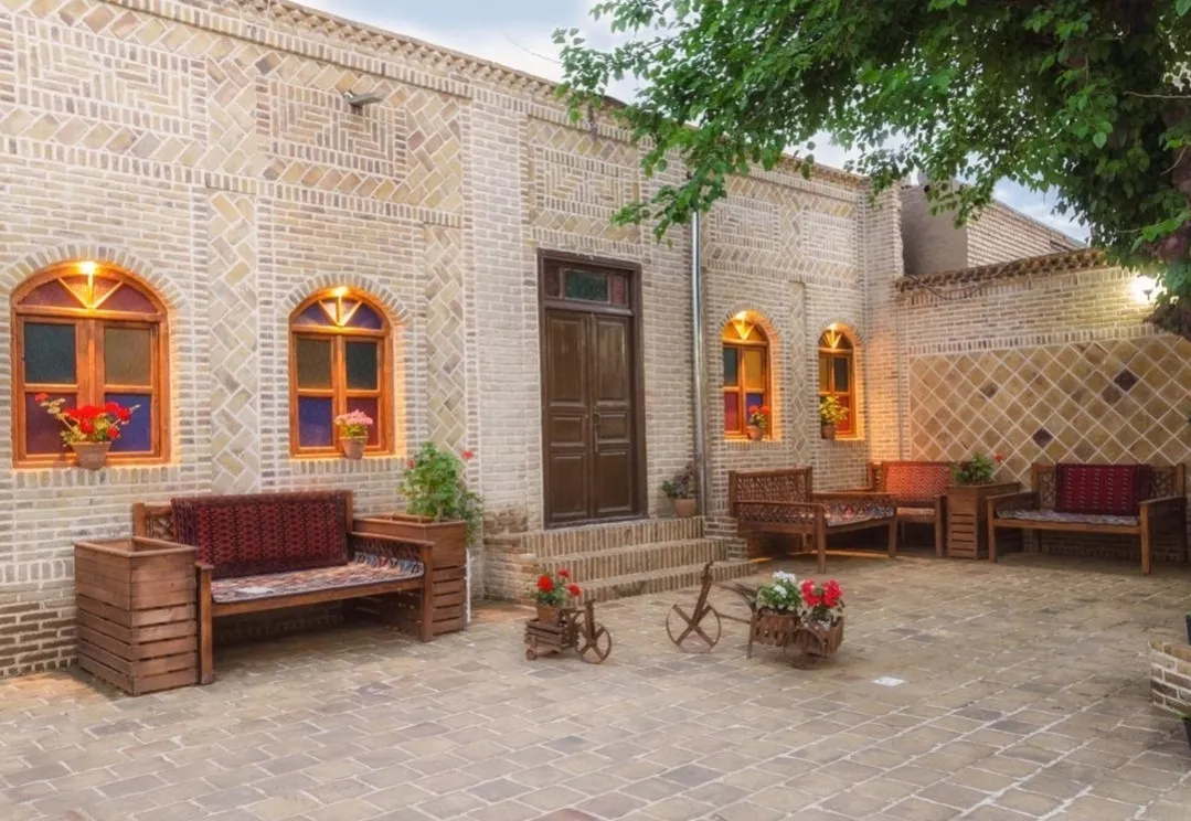 نیمکت‌های چوبی در حیاط عمارت خورشید پردیسان
