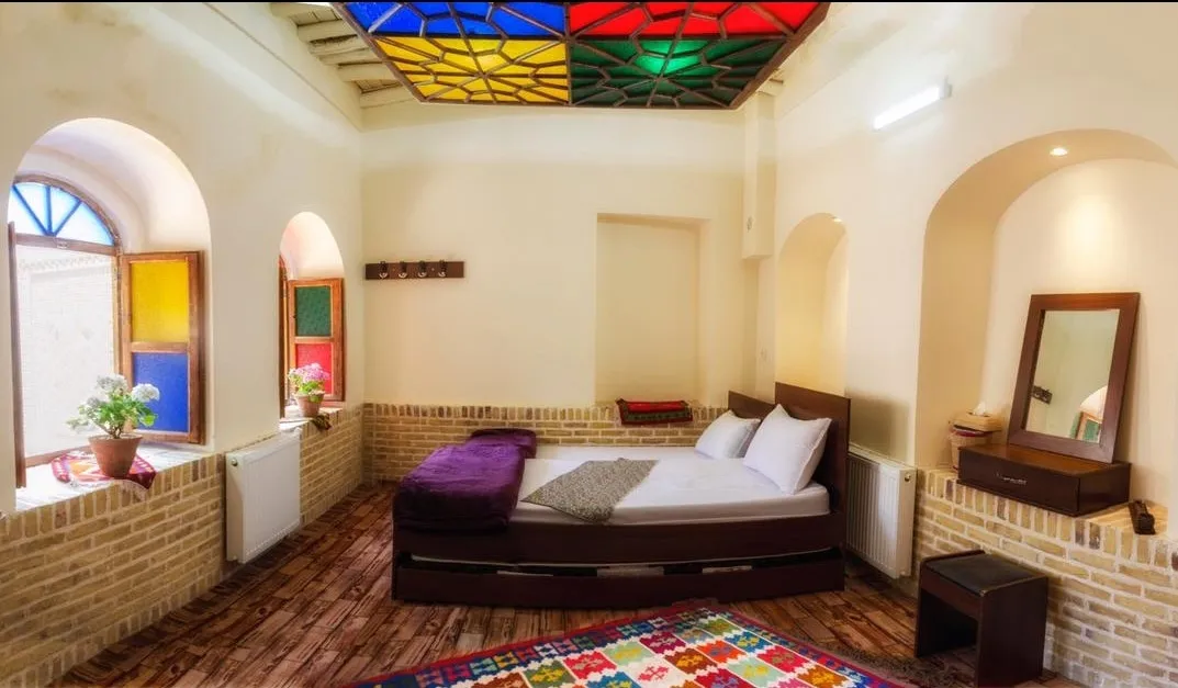 اتاق خواب عمارت خورشید پردیسان با سقف شیشه‌رنگی