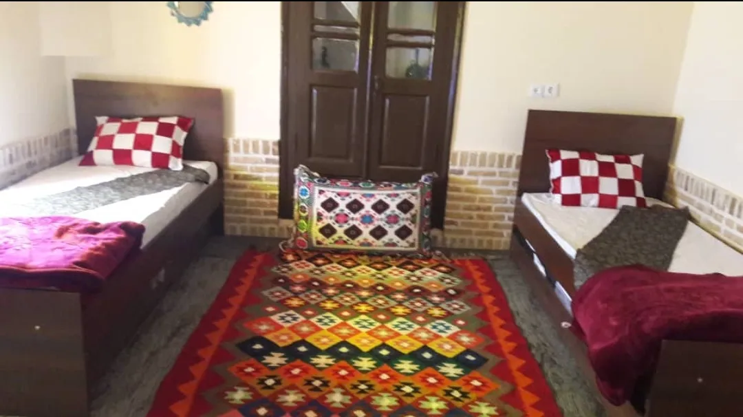 اتاق دوتخته عمارت خورشید پردیسان با فرش سنتی