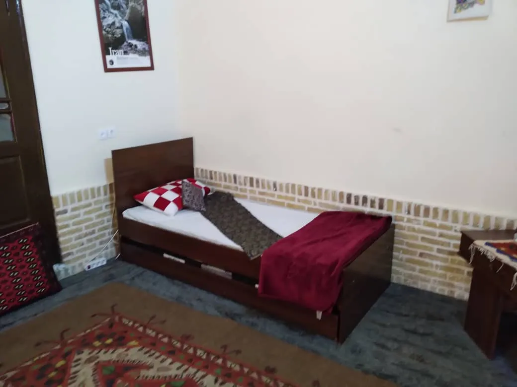 تخت یک‌نفره در اتاق عمارت خورشید پردیسان