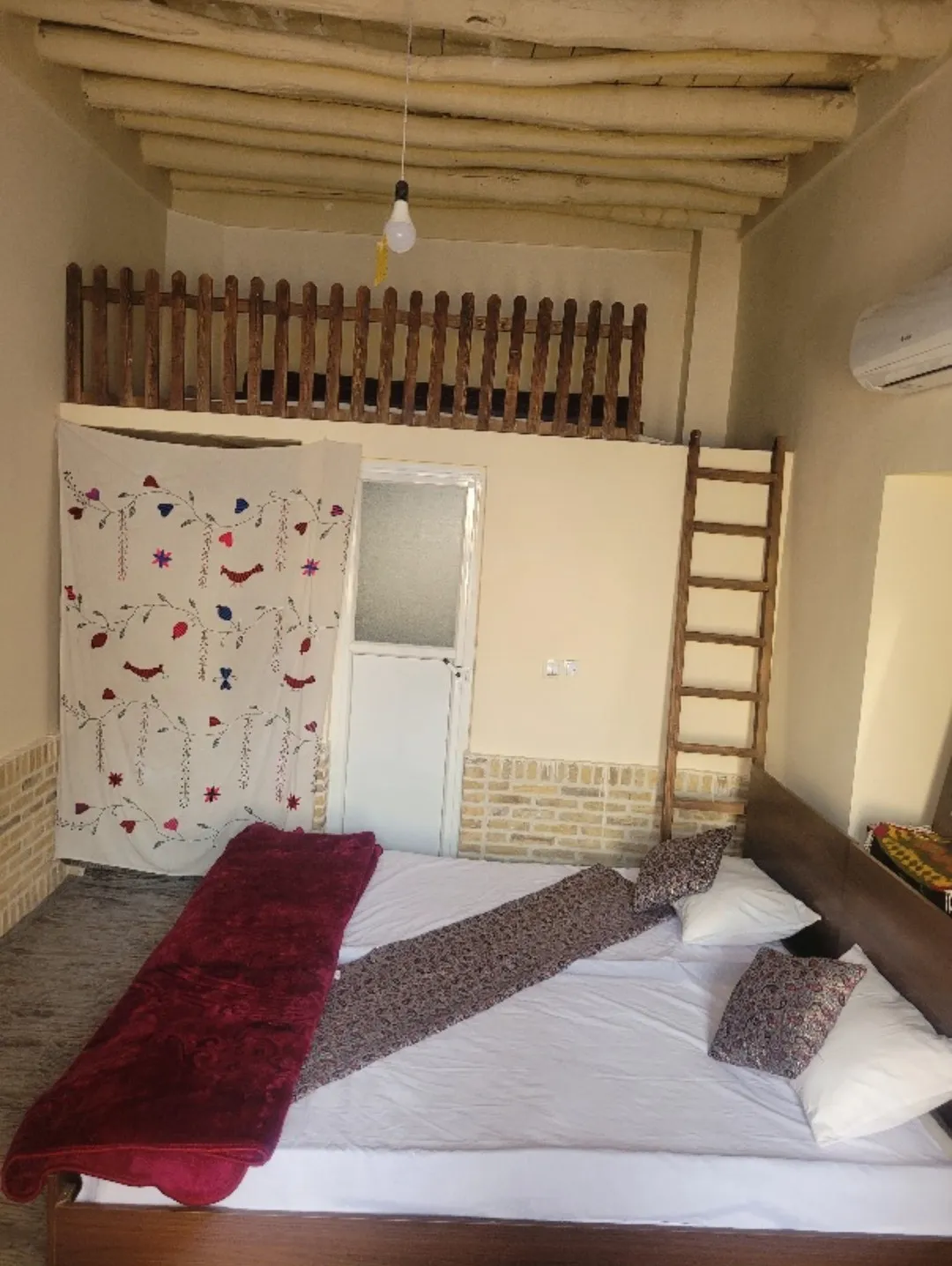تخت دونفره و نردبان چوبی در عمارت خورشید پردیسان