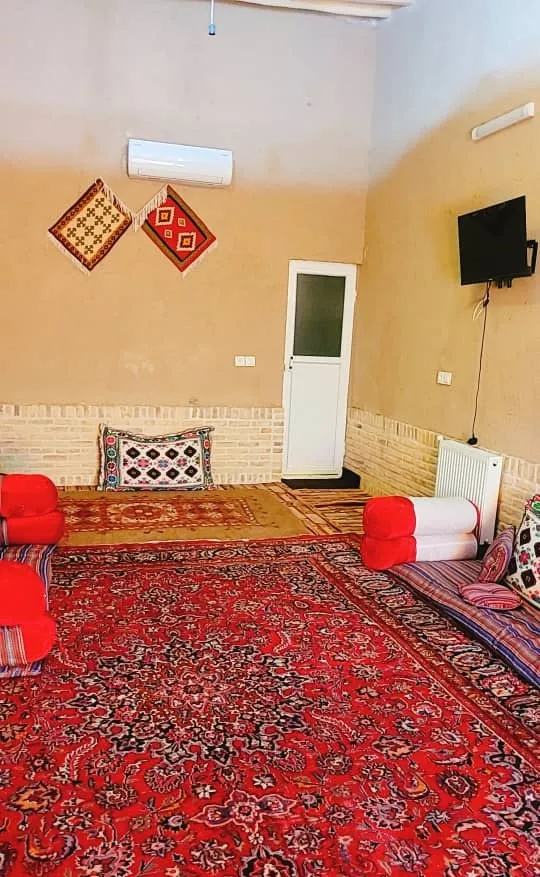 اتاق فرش‌شده با قالی قرمز در عمارت خورشید پردیسان