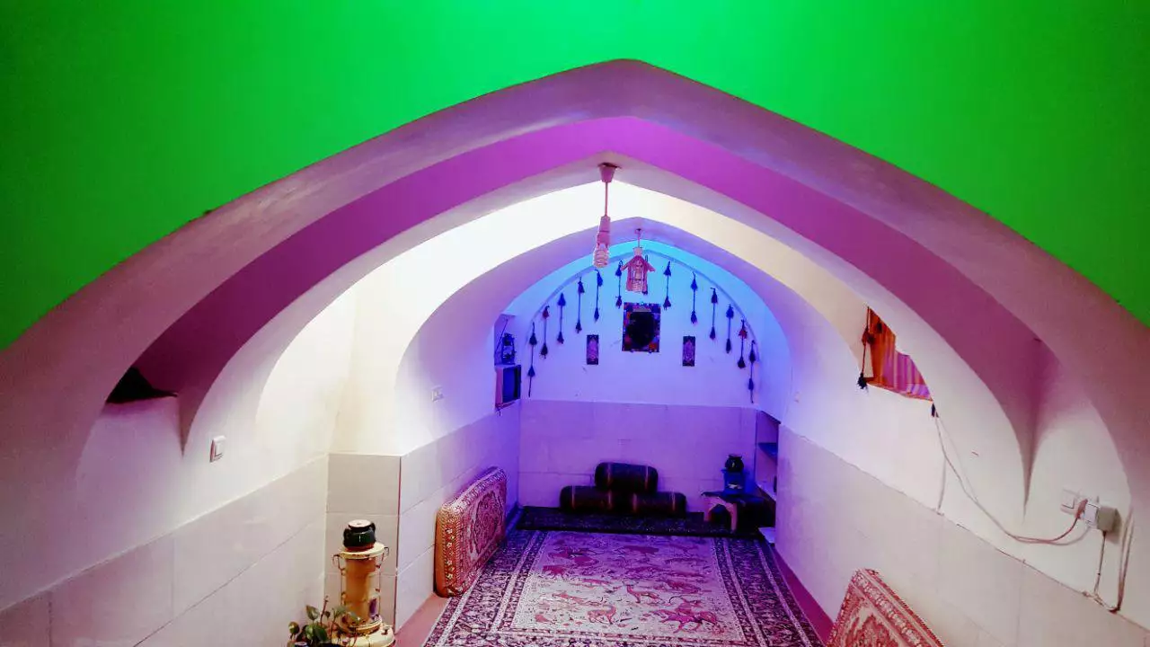 فضای نشیمن سنتی زیر طاق رنگارنگ در اقامتگاه خاطره