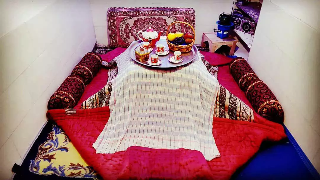 چیدمان سنتی رختخواب و سینی پذیرایی در اقامتگاه خاطره