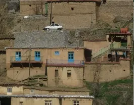 نمای خانه‌های پلکانی روستایی اقامتگاه تاو