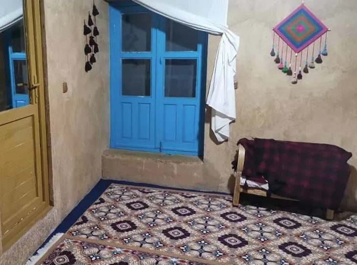 اتاق اقامتگاه تاو با پنجره آبی و قالی هندسی