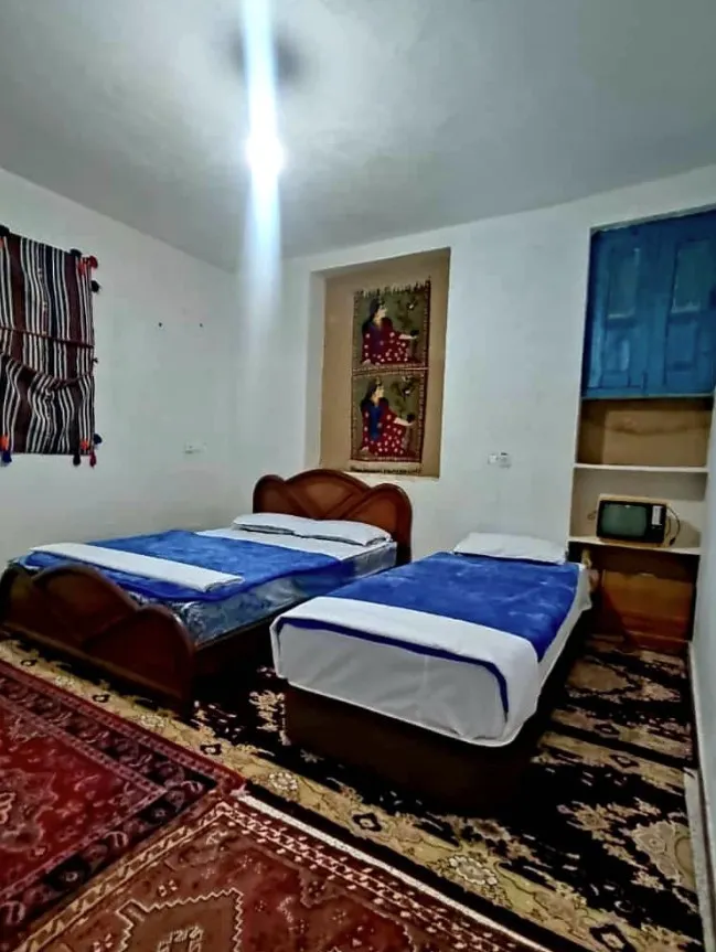 اتاق خانه کورشک با دو تخت یکنفره آبی