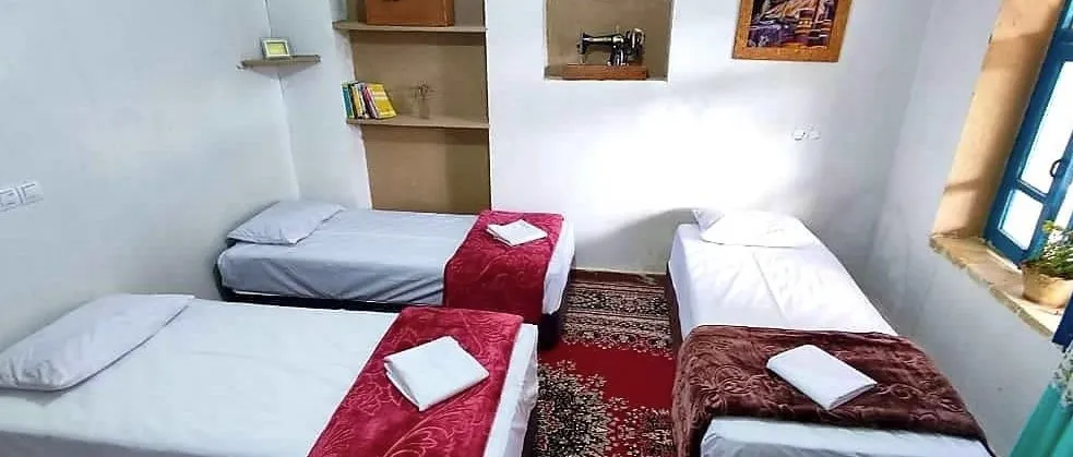 اتاق خانه کورشک با سه تخت و روتختیهای رنگی