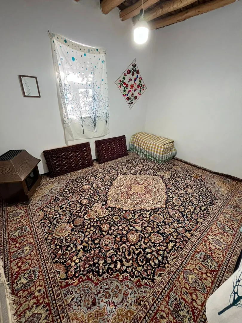 اتاق سنتی با فرش دستبافت در میراث پدری