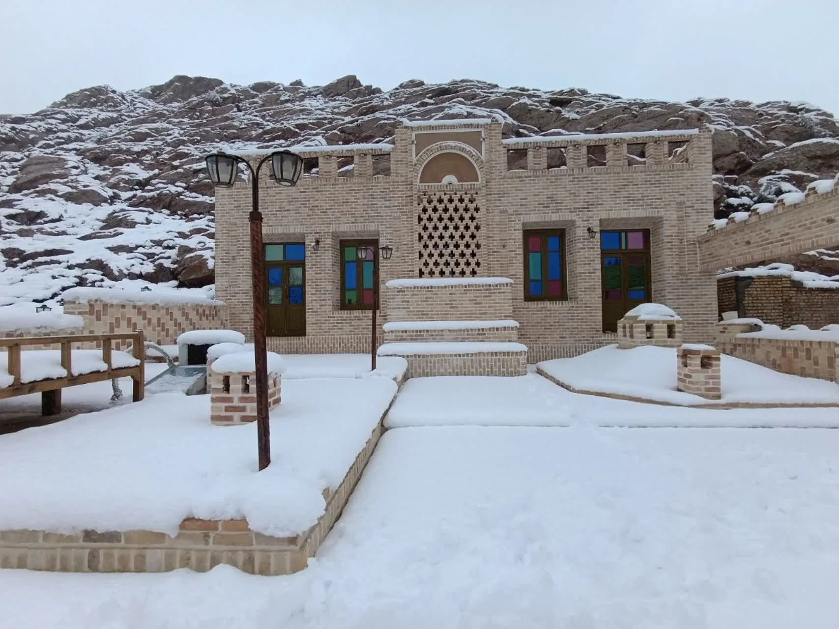 نمای خانه نقلی در میان برف زمستانی