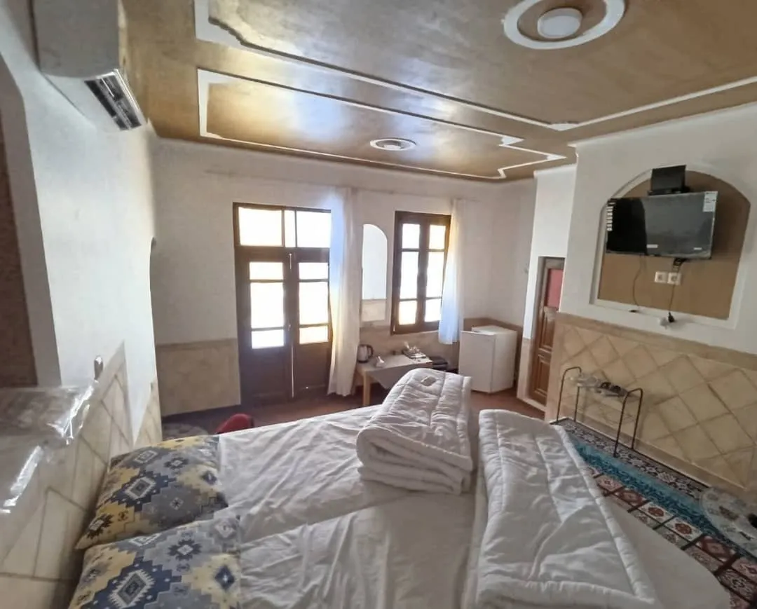 اتاق خانه نقلی با تخت و تلویزیون