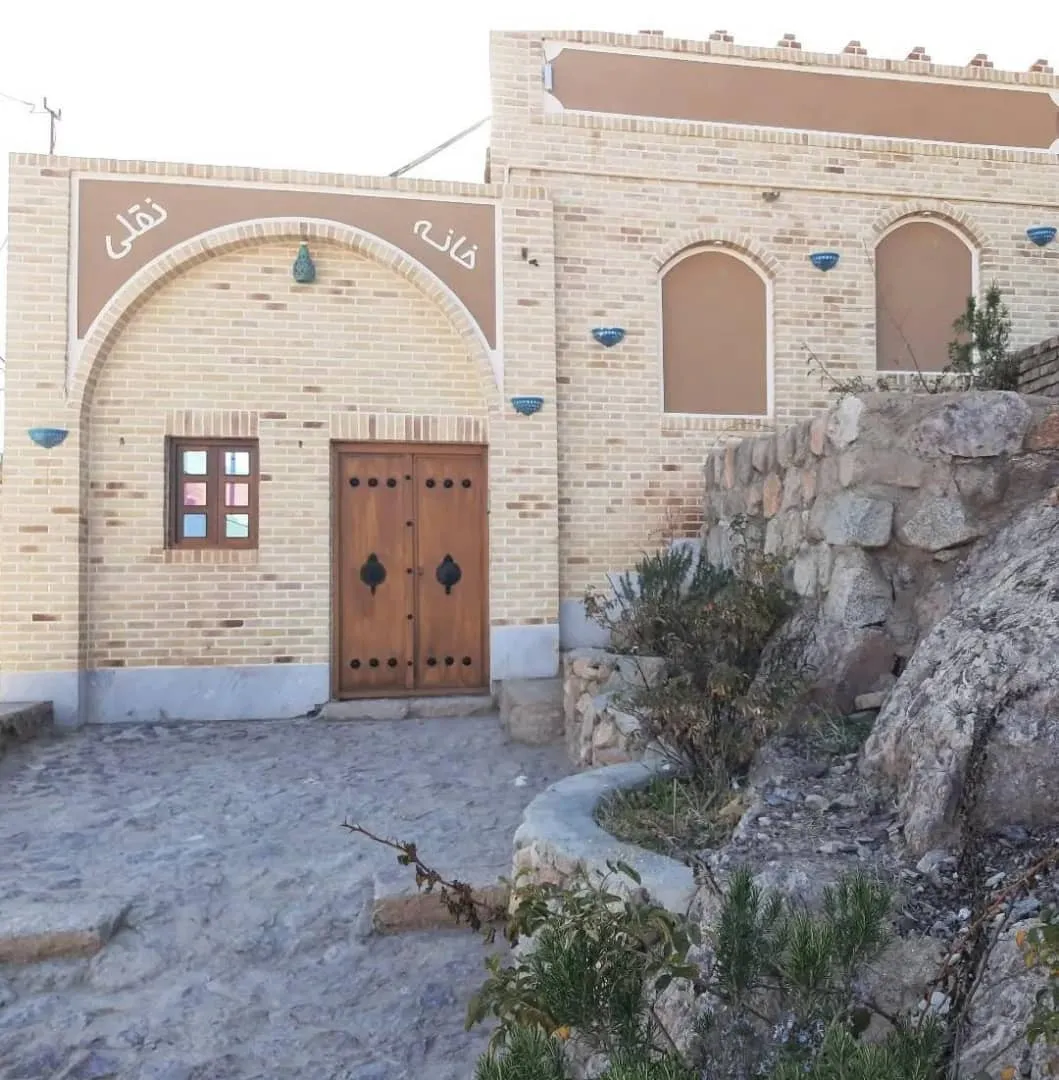 ورودی آجری خانه نقلی با در چوبی