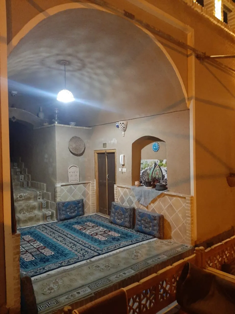 فضای نشیمن سنتی خانه نقلی با فرش