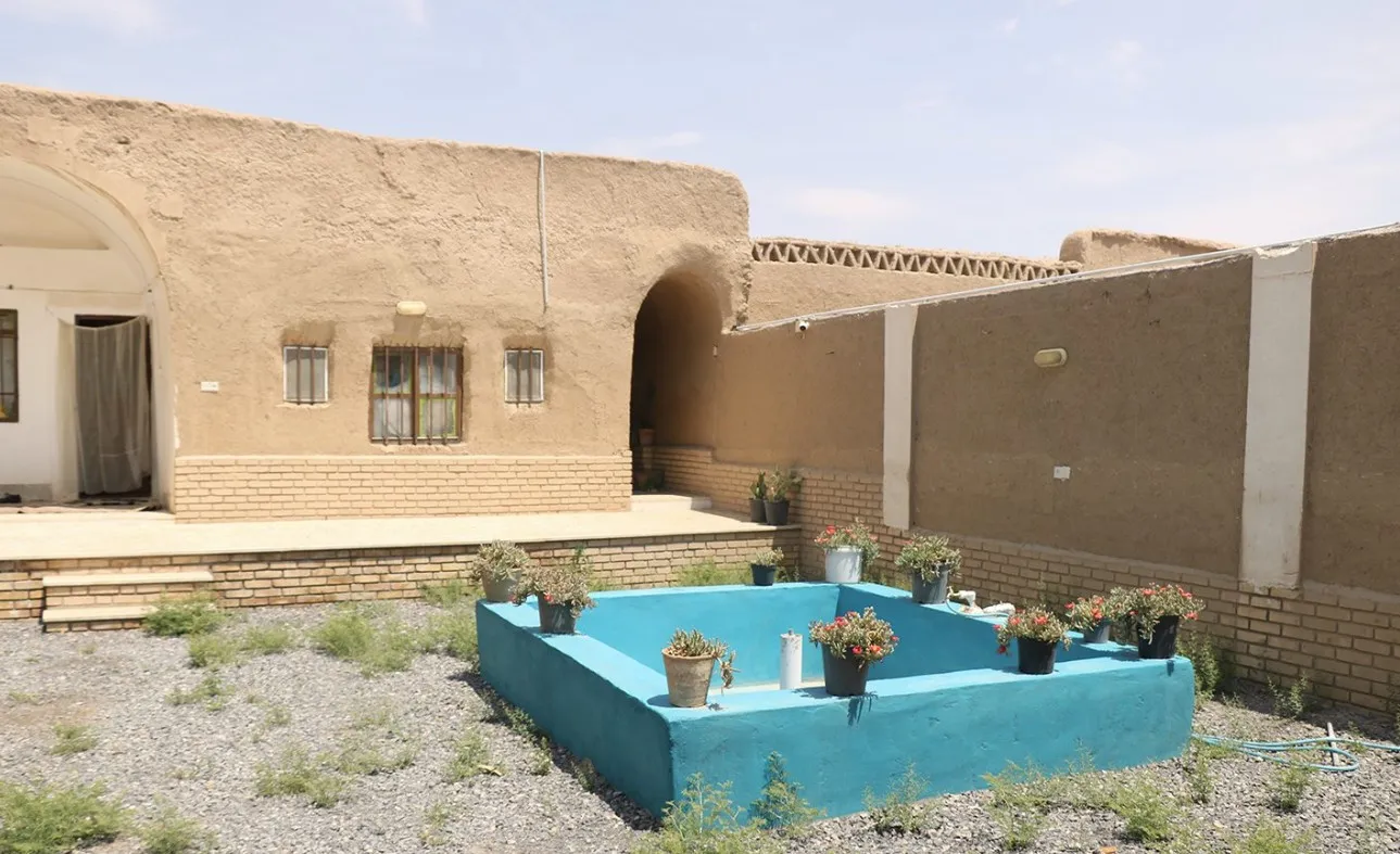 حوض آبی و نمای کاهگلی خانه کله