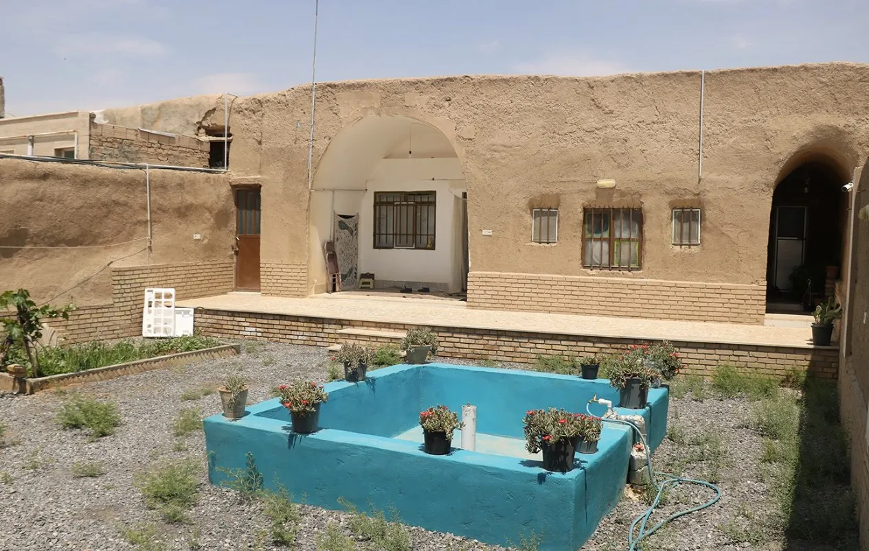 حیاط خانه کله با حوض و نمای کاهگلی