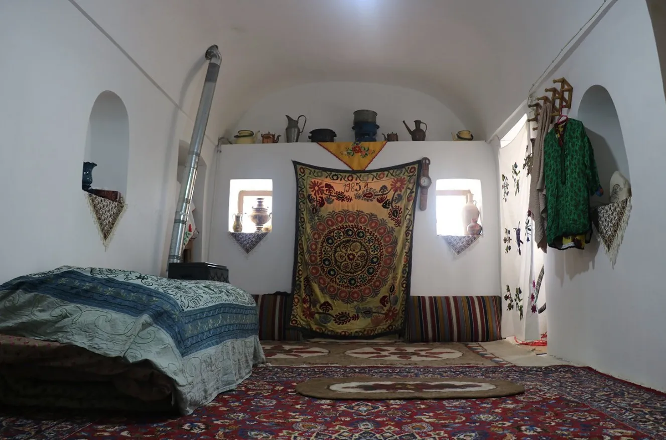 اتاق سنتی خانه کله با فرش و تخت