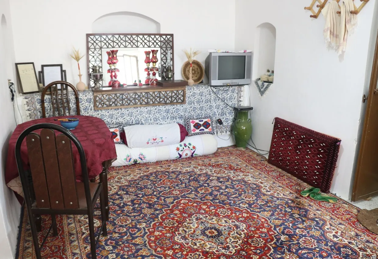اتاق سنتی خانه کله با فرش و تلویزیون